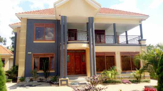 5bedroomed house on sale only $200,000 USD Cash seated on 25decimals Uganda Kampala kira check google map