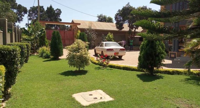 5bedroomed house on sale only $200,000 USD Cash seated on 25decimals Uganda Kampala kira check google map