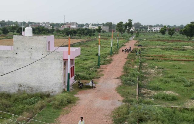 Gwalior road Agra main plot 5.5 lakh 6.5 lakh main jaldi kare