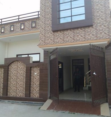 House for sale. House size is 900sqft, 22.5×40 sqft